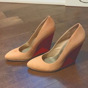 Nude pumps with colourful wedge detail